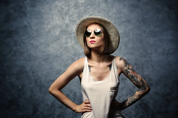 Mulher Bonita Com Tatuagem Usando Óculos Sol Chapéu Fundo Cinza — Fotografia de Stock