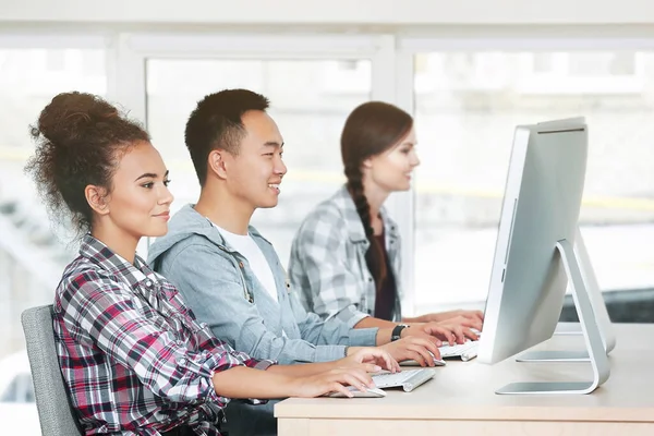 Gruppe Von Personen Die Büro Arbeiten — Stockfoto