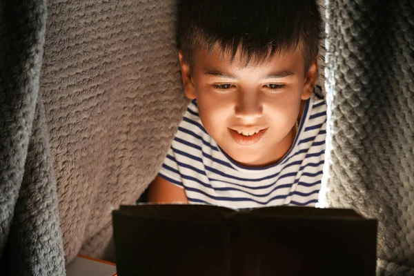 Lindo Chico Leyendo Libro Por Noche — Foto de Stock