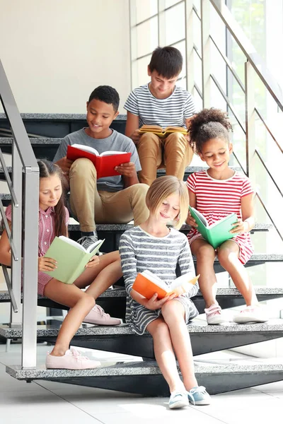 階段で本を読むかわいい子供たち — ストック写真
