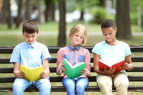 Niedliche Kinder Lesen Bücher Auf Bank — Stockfoto