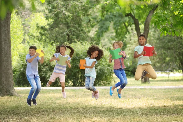공원에 귀여운 아이들 — 스톡 사진