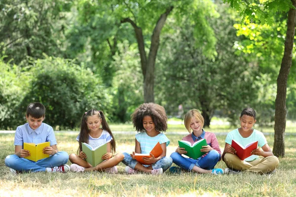 Bonito Crianças Lendo Livros Grama Verde — Fotografia de Stock