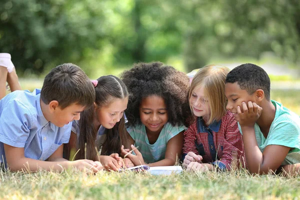 Joli Livre Lecture Pour Enfants Sur Herbe Verte — Photo