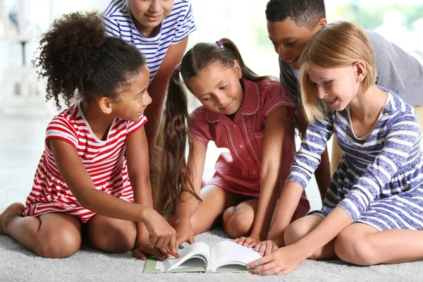 Lindos Niños Leyendo Libro Casa — Foto de Stock