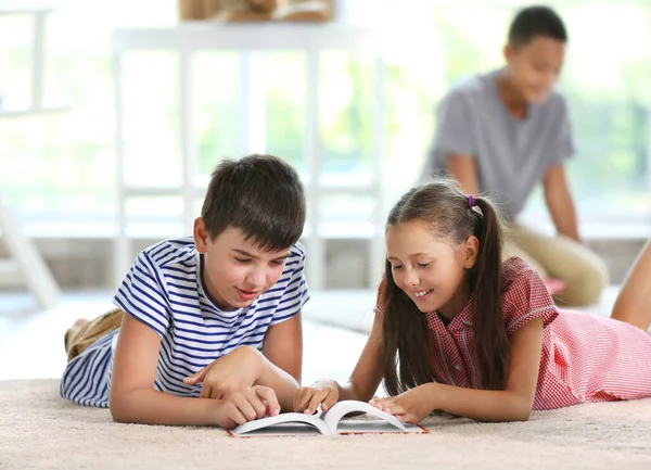 Niedliche Kinder Lesen Buch Hause — Stockfoto