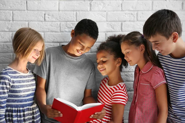 Nette Kinder Lesen Buch Mit Taschenlampe — Stockfoto