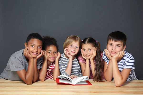 Lindos Niños Leyendo Libro Sobre Fondo Gris — Foto de Stock