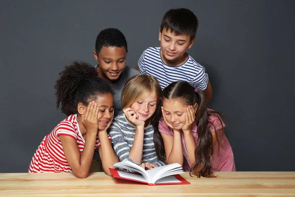 Lindos Niños Leyendo Libro Sobre Fondo Gris — Foto de Stock