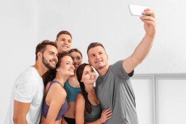 Spor konsepti. Beden dersinde selfie çeken bir grup insan.