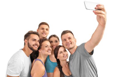 Beyaz arka planda selfie çeken bir grup sportif insan.