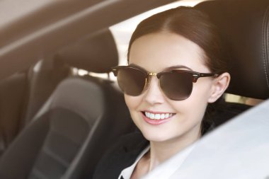 Arabadaki güzel kadın.