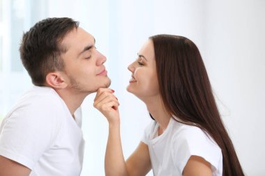 Evdeki mutlu genç çift