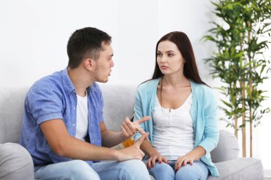 Evde kavga eden genç bir çift