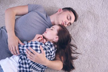 Mutlu çift yerde sarılıyor.