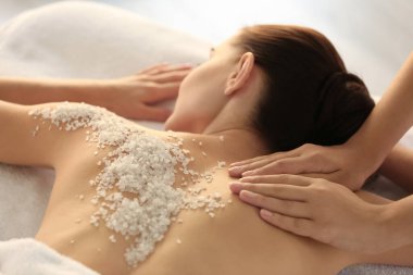 Kaplıca salonundaki güzel kız