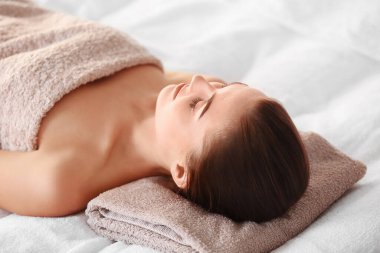 Kaplıca salonundaki güzel kız