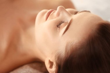 Kaplıca salonundaki güzel kız