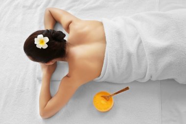 Spa konsepti. Masaj masasında dinlenen genç bir kadın.