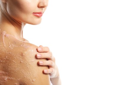 Beyaz arka planda omuz masajı yapan genç bir kadın.