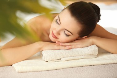 Genç ve güzel bir kadın kaplıcada dinleniyor.