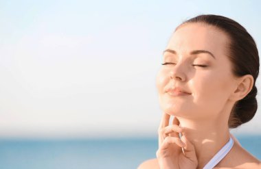 Bulanık arka planda güzel bir kadının portresi