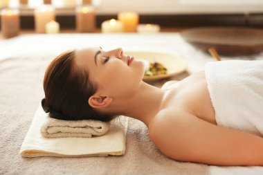 Kaplıcada gençleştirme prosedürünü bekleyen çekici bir kadın.