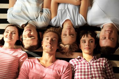 Mutlu arkadaşlar yalan söylüyor ve evde müzik dinliyor.