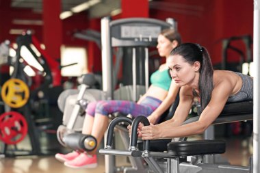 Modern spor salonunda eğitim gören genç kadınlar.