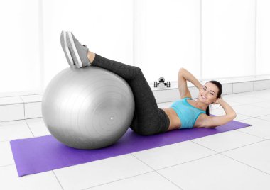 Çekici fitness kadını evde egzersiz yapıyor.