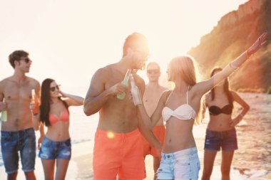 Mutlu arkadaş sahilde eğleniyor