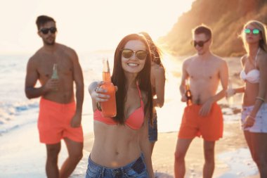 Mutlu arkadaş sahilde eğleniyor