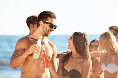 Mutlu arkadaş sahilde eğleniyor