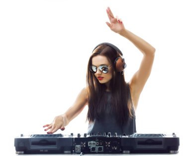 Hafif arkaplanda müzik çalan güzel genç DJ portresi