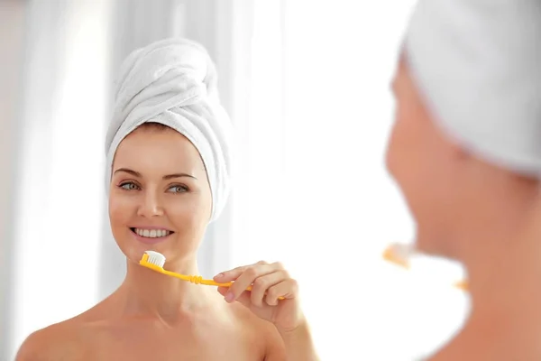 Reflexão Espelho Bela Jovem Mulher Limpando Dentes — Fotografia de Stock
