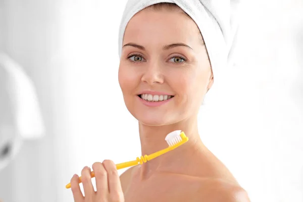 Portrait Beautiful Young Woman Towel Head Cleaning Teeth — Stock Photo, Image