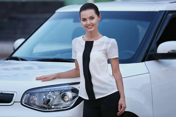 Όμορφη Επιχειρηματίας Κοντά Στο Λευκό Αυτοκίνητο — Φωτογραφία Αρχείου