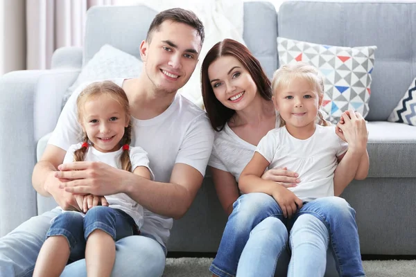 Happy Parents Daughters Couch — Stock Photo, Image
