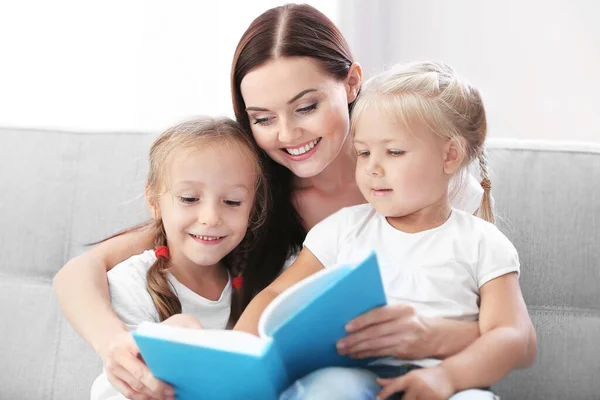 Lycklig Mor Med Döttrar Läser Bok — Stockfoto