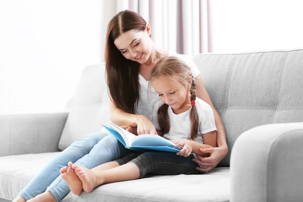 Lycklig Mor Med Dotter Läser Bok — Stockfoto