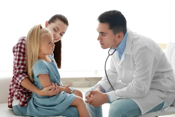 Αρσενικό Παιδίατρος Γιατρός Εξέταση Μικρό Κορίτσι — Φωτογραφία Αρχείου