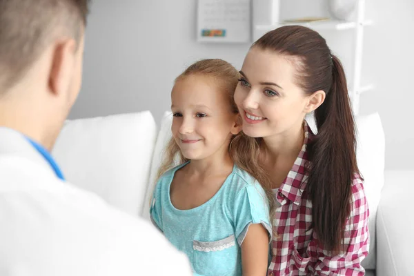 Männlicher Kinderarzt Untersucht Kleines Mädchen — Stockfoto