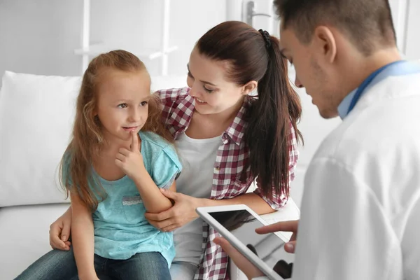 Médico Pediatra Masculino Examinando Menina Pequena — Fotografia de Stock