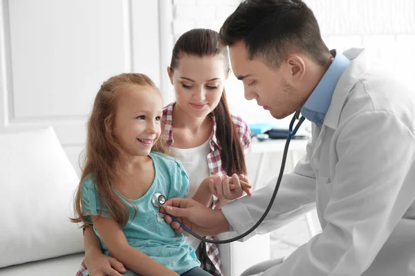 Médico Pediatra Masculino Examinando Niña Pequeña —  Fotos de Stock