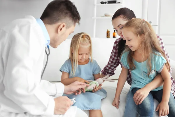 Mãe Com Filhas Visitando Médico Pediatra Clínica — Fotografia de Stock