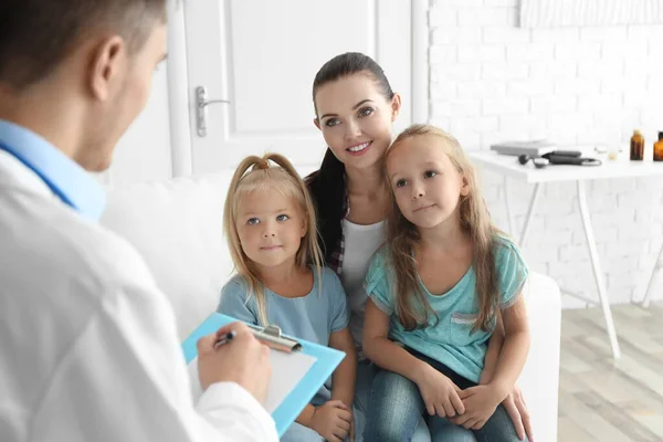 Male Pediatrician Doctor Examining Small Girl — Stock Photo, Image