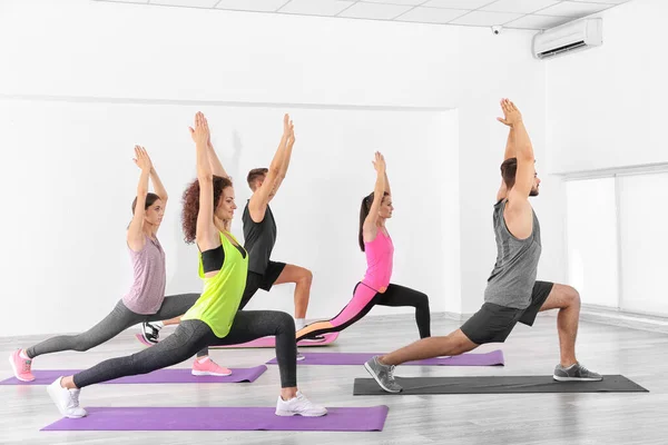 Grupul Oameni Care Practică Yoga Într Sală Gimnastică — Fotografie, imagine de stoc