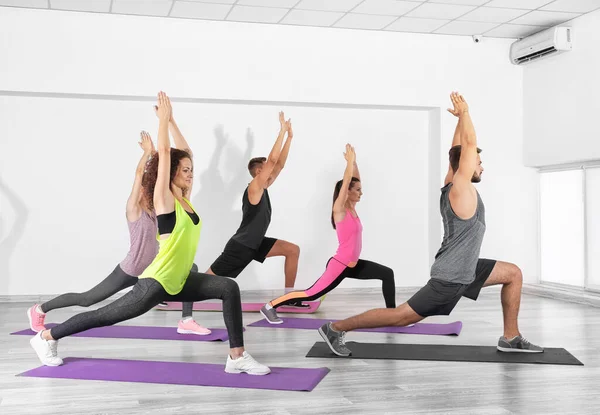 Gruppe Von Menschen Die Yoga Einem Fitnessstudio Praktizieren — Stockfoto