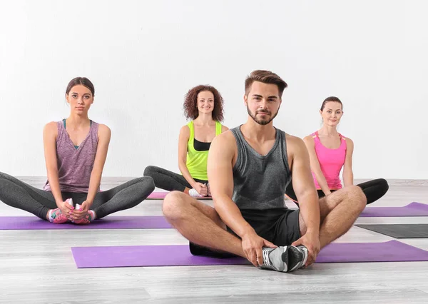 Grupo Personas Practicando Yoga Meditando Sobre Esterillas — Foto de Stock