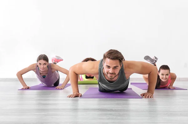 Grupo Personas Haciendo Flexiones Clase Yoga — Foto de Stock